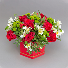 Cutia fericirii - aranjament cu trandafiri și crizanteme