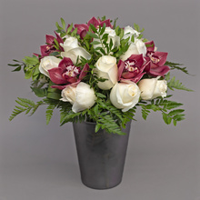 Buchet elegance - cu cymbidium și trandafiri