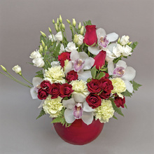 Bucurie florală - aranjament cu trandafiri și orhidee