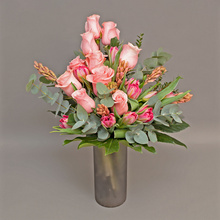 Eleganță în Roz Buchet cu Trandafiri si Zambile