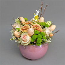 Flori de sărbătoare - aranjament cu accesorii pascale