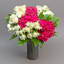 Gest rafinat - buchet cu hortensia și trandafiri