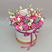 Mesaj floral- aranjament cu trandafiri și lalele