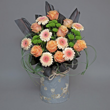 Rafinament floral - aranjament cu trandafiri și gerbera