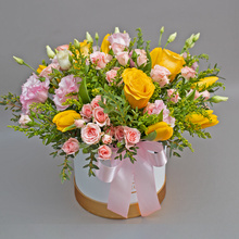 Raze se soare - aranjamant cu trandafiri si lalele