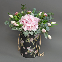 Secrete roz - aranjament cu hortensia și lalele