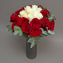 Suflet înfloritor- buchet cu trandafiri roșii și albi